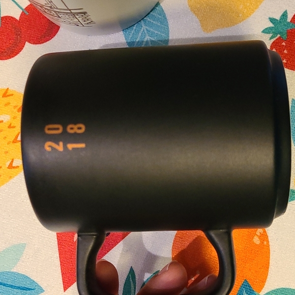 Limited edition 2018 Starbucks mug set - Picture 3 of 9